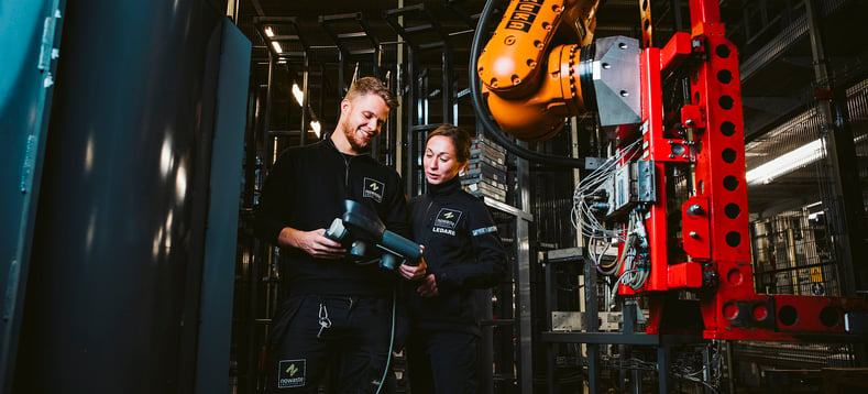 Filip och Katja vid roboten på Långeberga